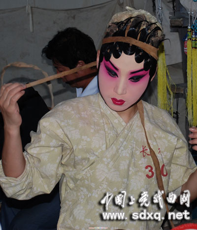 那天在后台,俺终于逮着近距离了解演员化妆